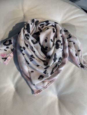  Leopard rose