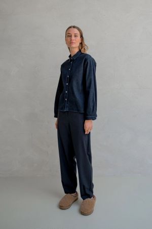  Dark blue jeans